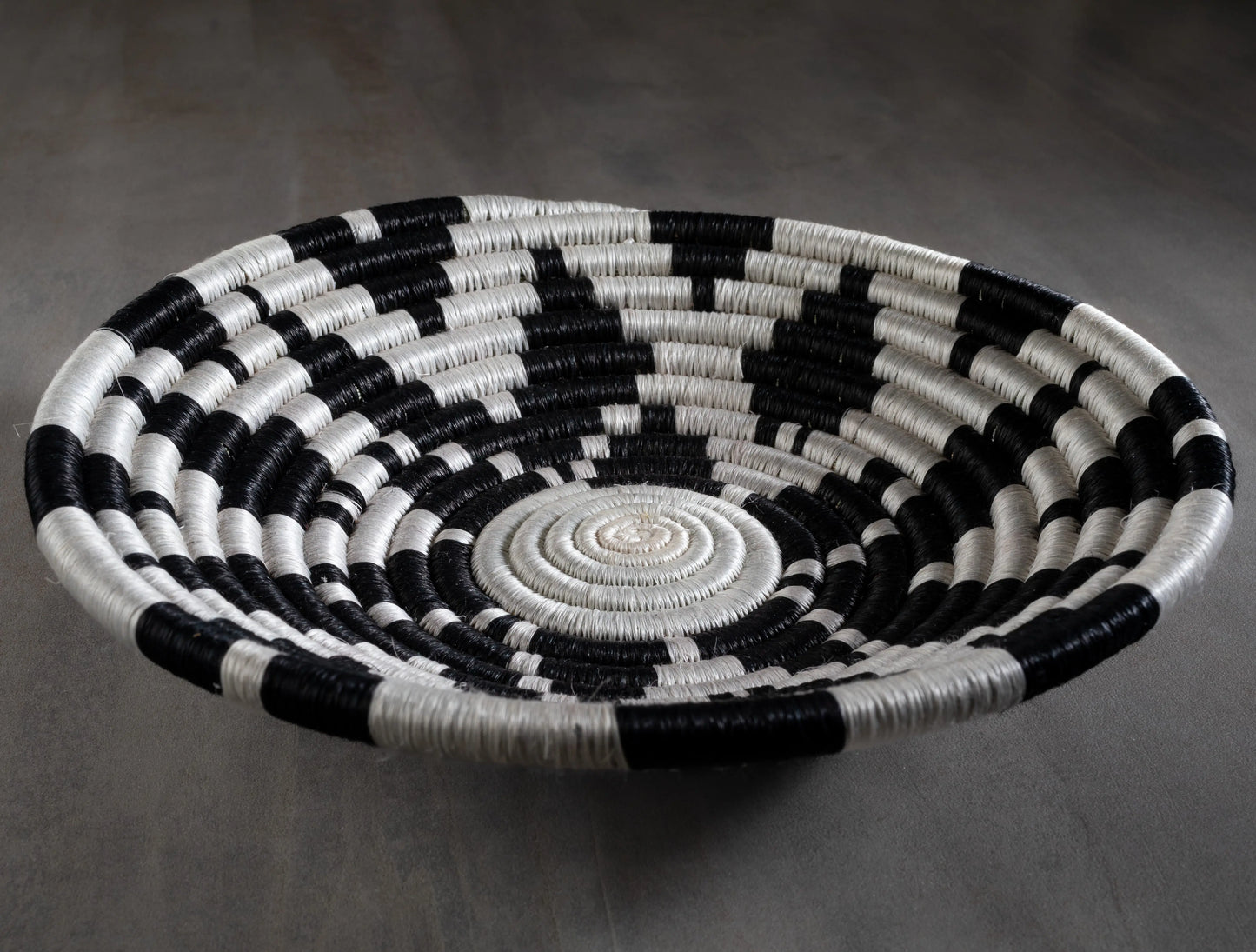 Corbeille artisanale Africaine en sisal, motif fleur d'Ancolie