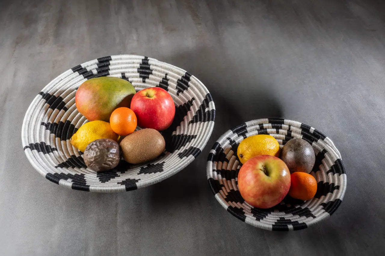 Lot de deux corbeilles artisanales africaine en sisal, motif marbré, utilisée comme panier à fruits