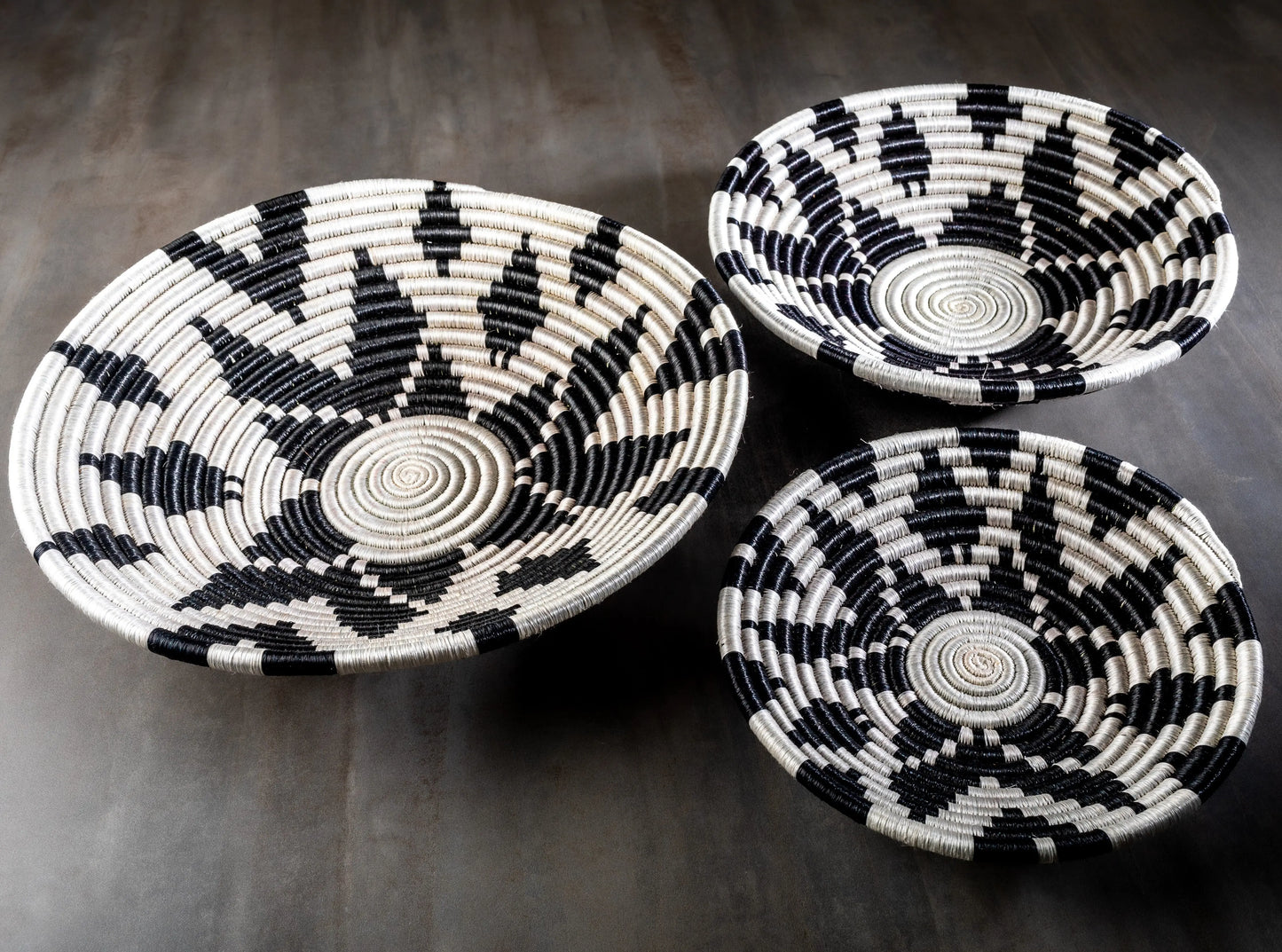 Lot de trois corbeilles artisanales africaine en sisal, motif fleur d'ancolie