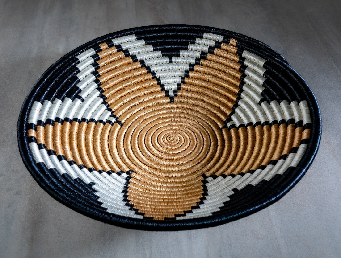 Corbeille artisanale Africaine en sisal, motif savane,