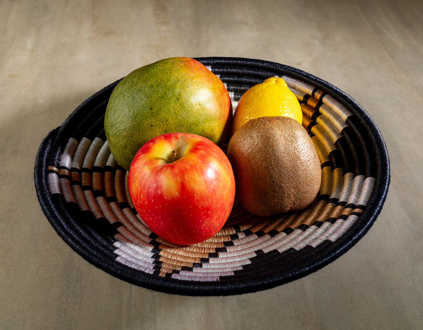 Corbeille artisanale Africaine en sisal, motif savane, utilisée comme panier à fruits