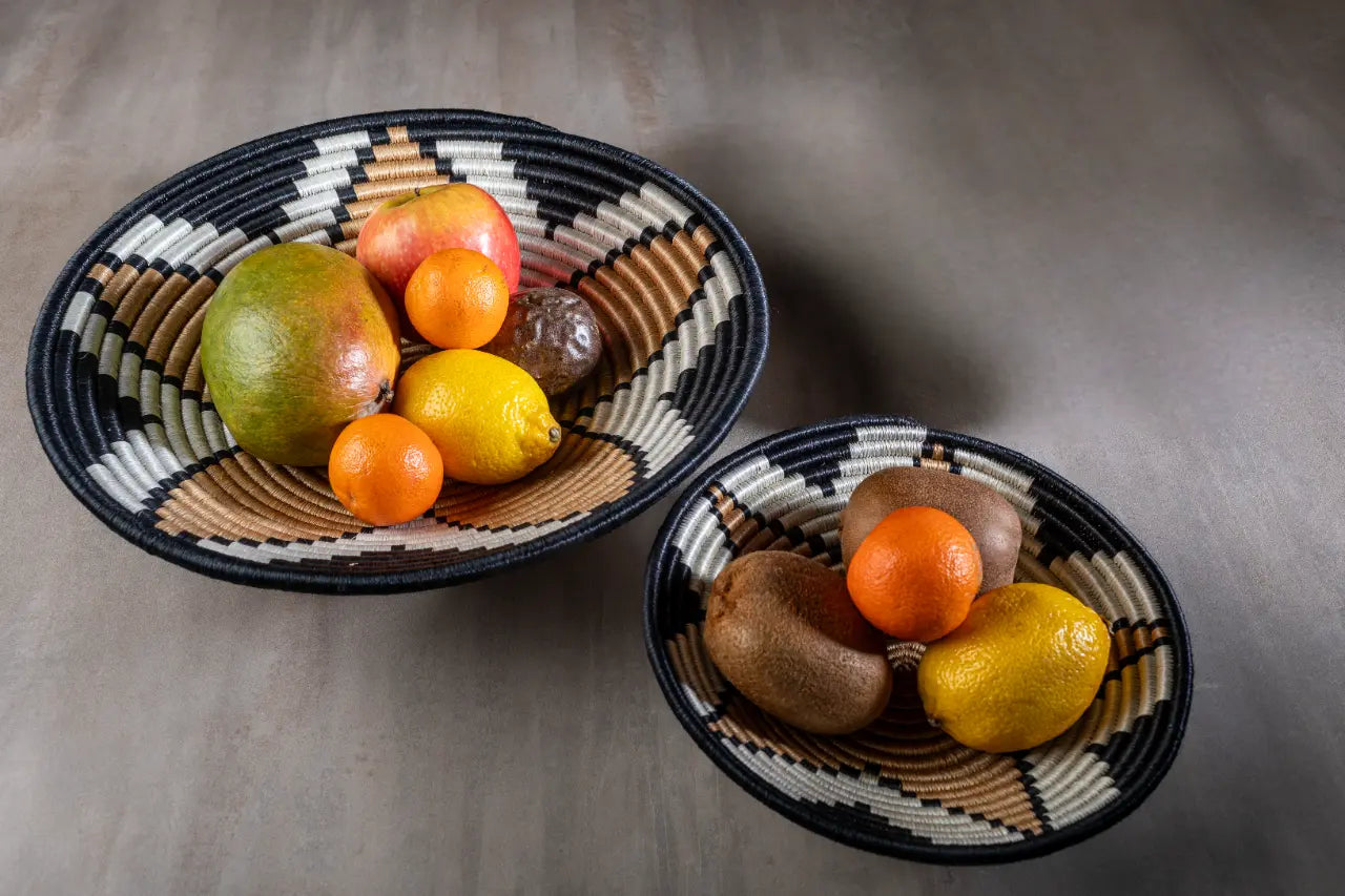 Lot de deux corbeilles artisanales africaine en sisal, motif savane, utilisée comme panier à fruits
