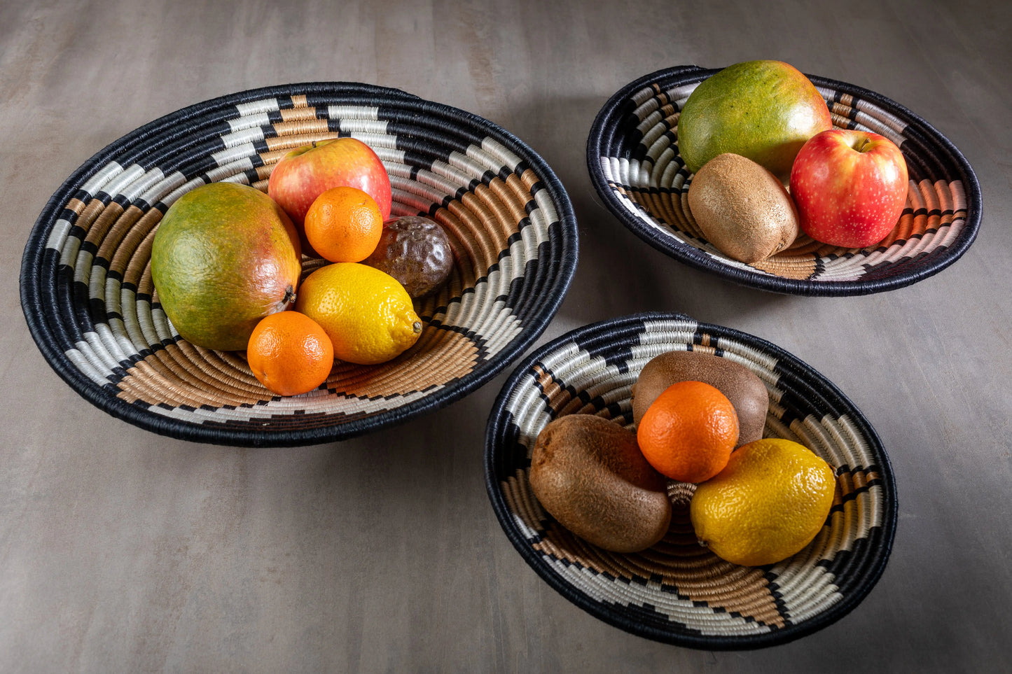Lot de trois corbeilles artisanales africaine en sisal, motif savane, utilisée comme panier à fruits