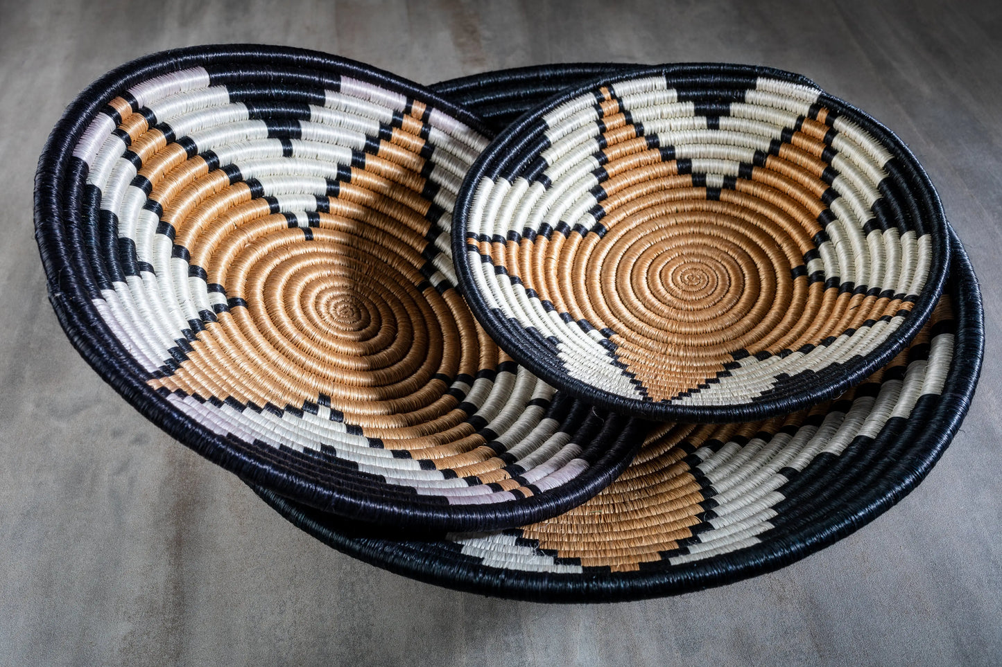 Lot de trois corbeilles artisanales africaine en sisal, motif savane