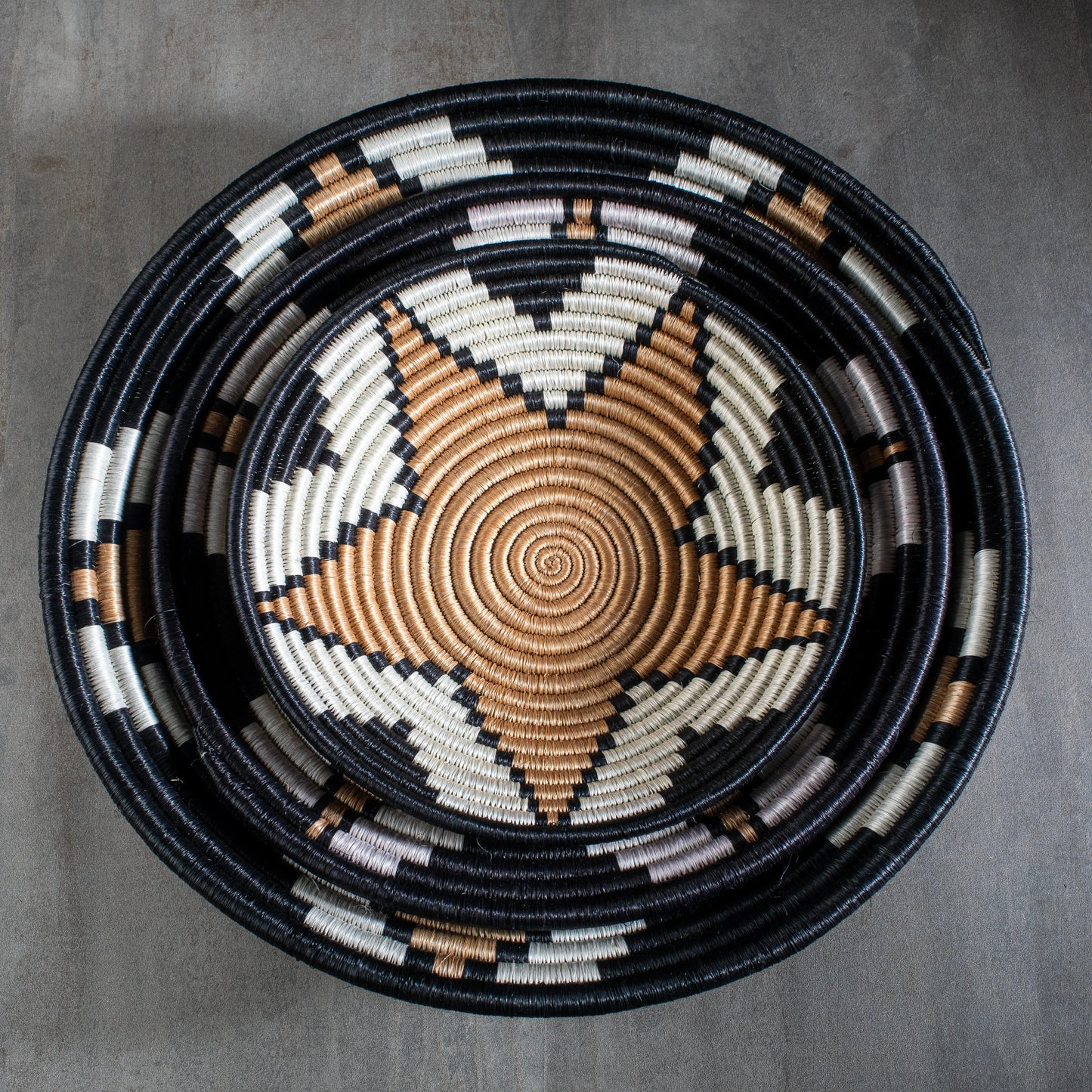 Lot de trois corbeilles artisanales africaine en sisal, motif savane