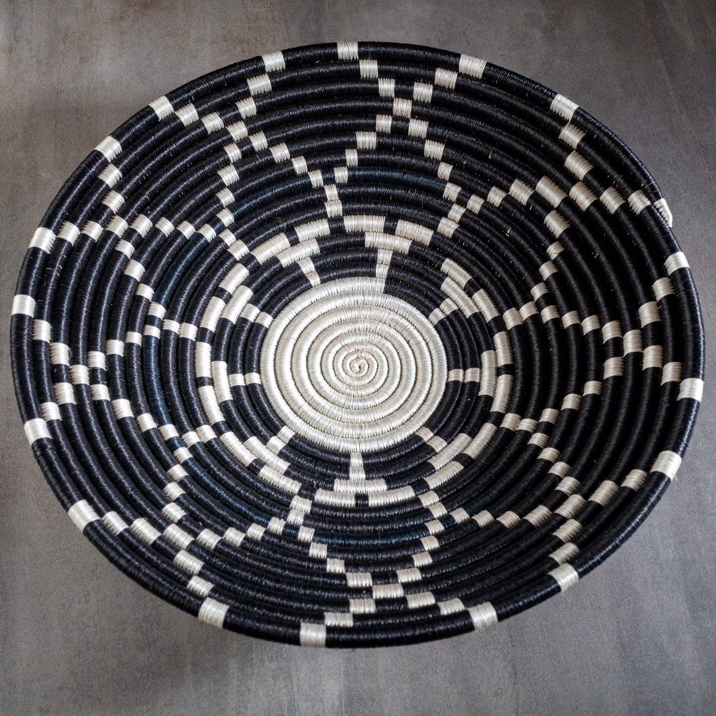 Corbeille artisanale Africaine en sisal, motif constellation