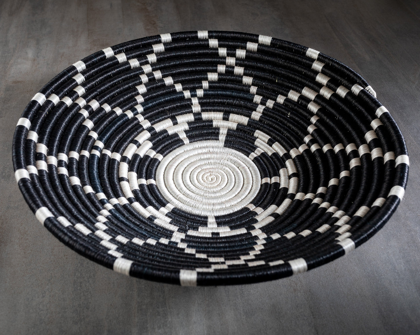 Corbeille artisanale Africaine en sisal, motif constellation