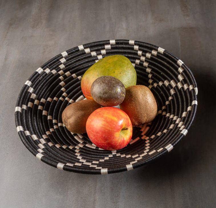 Corbeille artisanale Africaine en sisal, motif constellation, utilisée comme panier à fruits