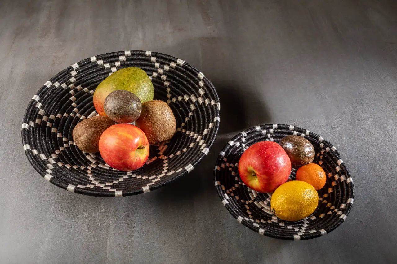 Lot de deux corbeilles artisanales africaine en sisal, motif Constellation, utilisée comme panier à fruits