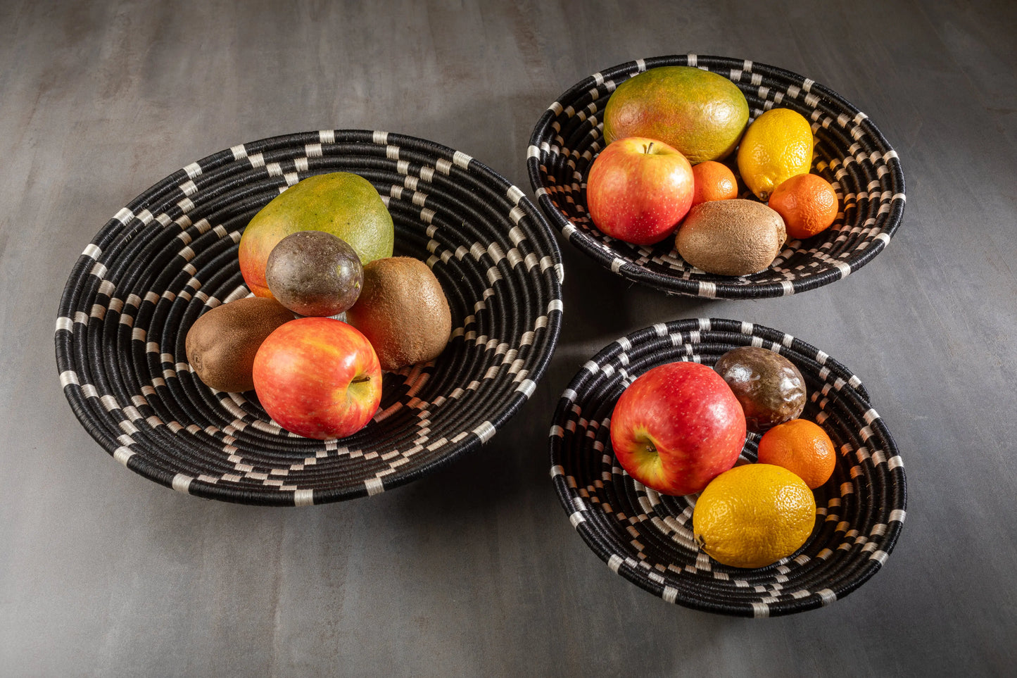 Lot de trois corbeilles artisanales africaine en sisal, motif Constellation, utilisée comme panier à fruits