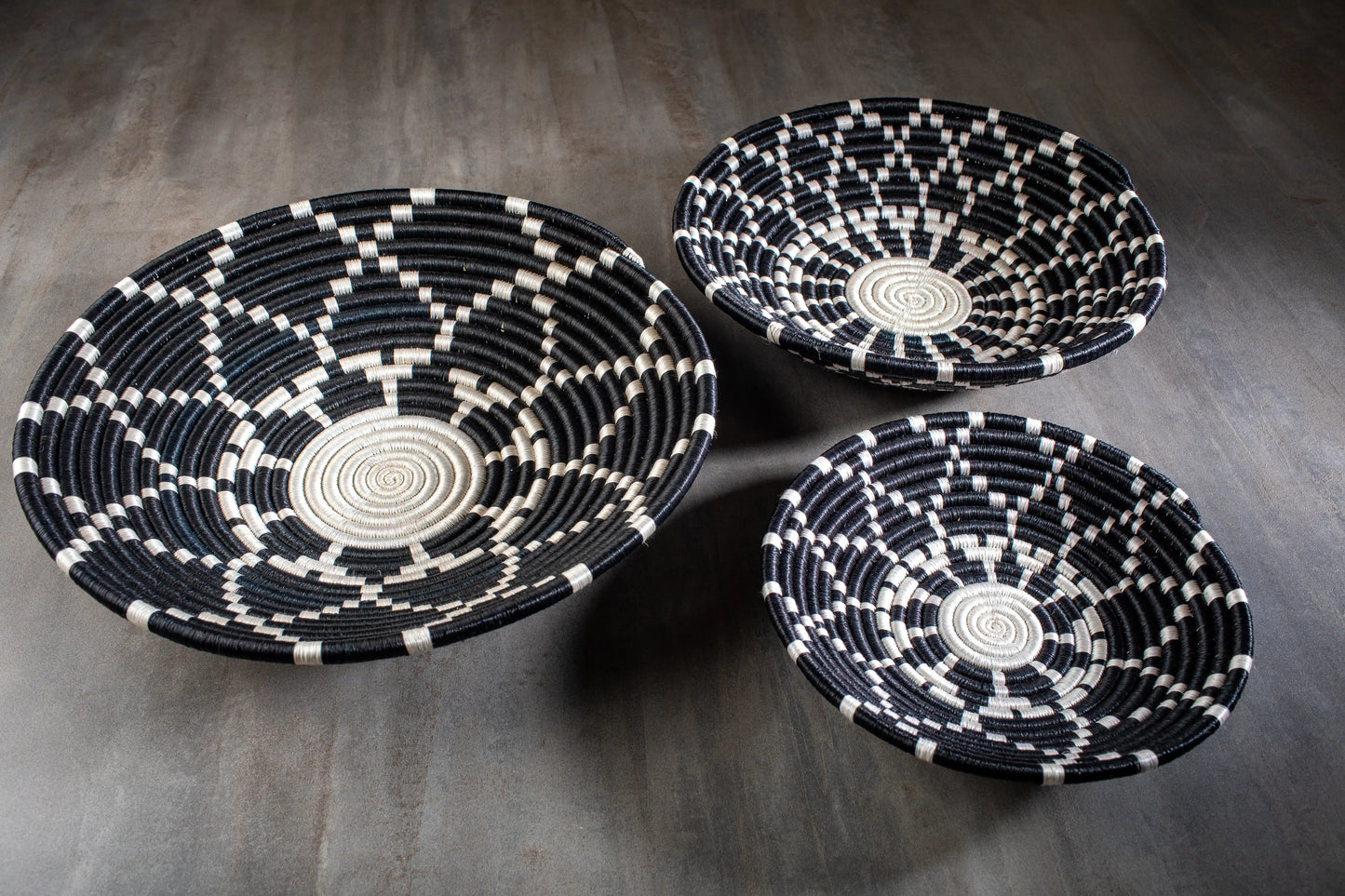 Lot de trois corbeilles artisanales africaine en sisal, motif Constellation
