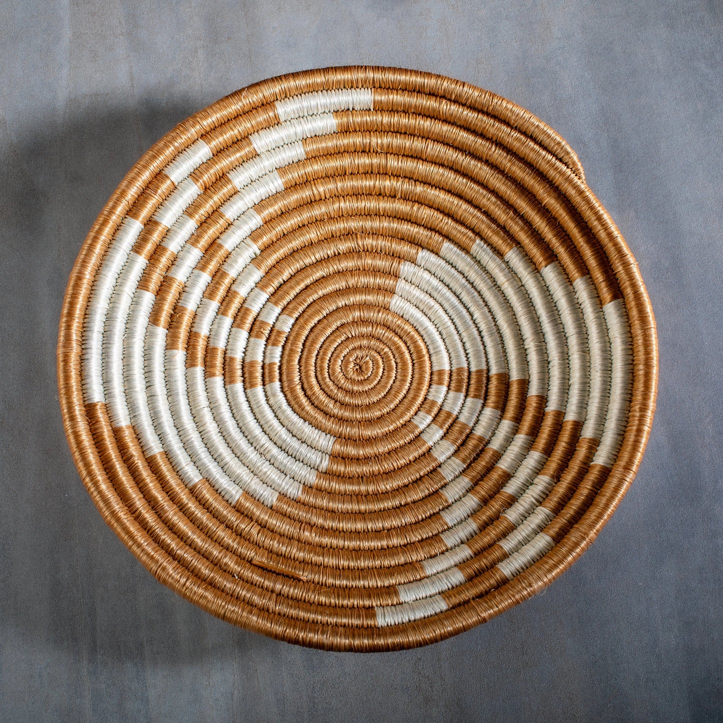 Corbeille artisanale Africaine en sisal, motif Marbré
