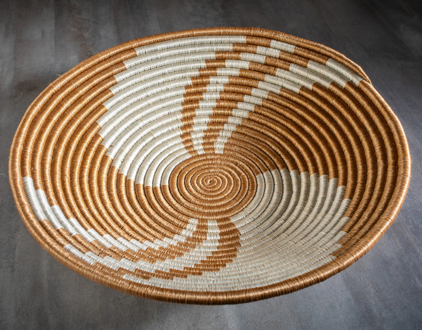 Corbeille artisanale Africaine en sisal, motif Marbré