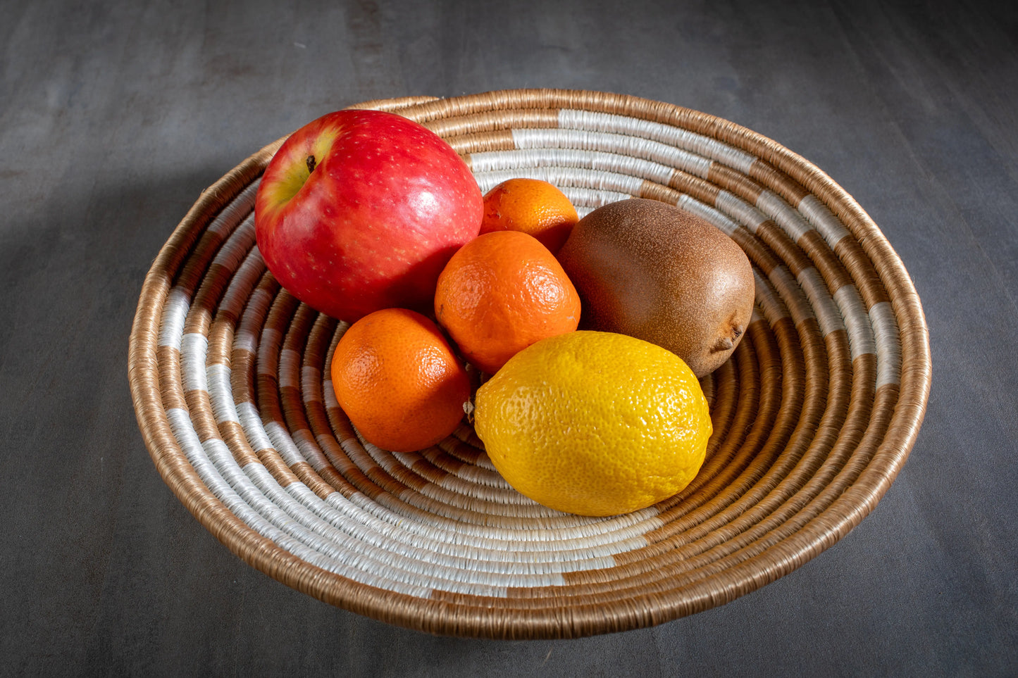 Corbeille artisanale Africaine en sisal, motif marbré, utilisée comme panier à fruits