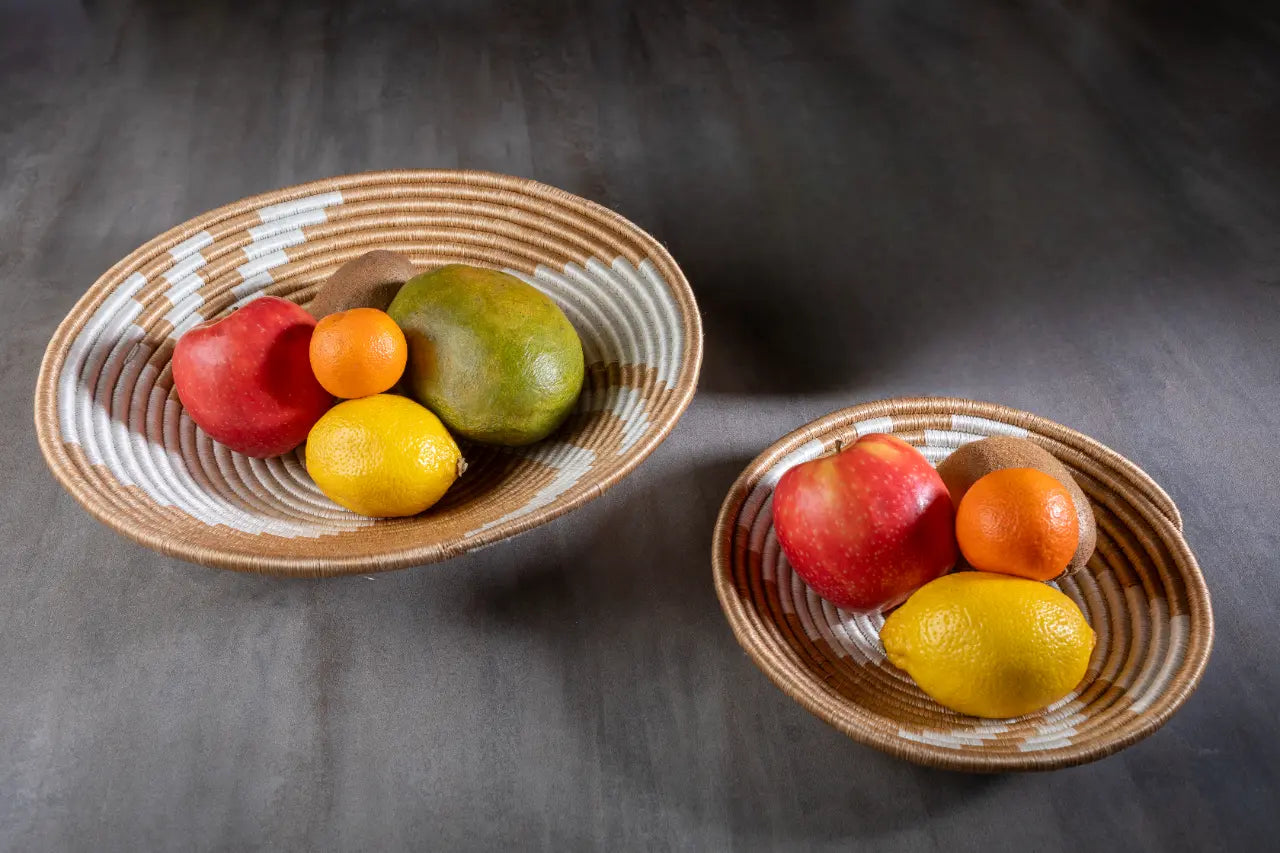 Lot de deux corbeilles artisanales africaine en sisal, motif marbré, utilisée comme panier à fruits
