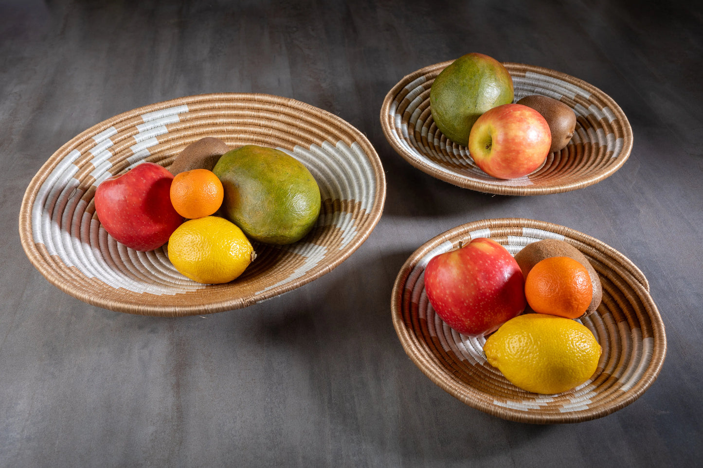 Lot de trois corbeilles artisanales africaine en sisal, motif marbré, utilisée comme panier à fruits
