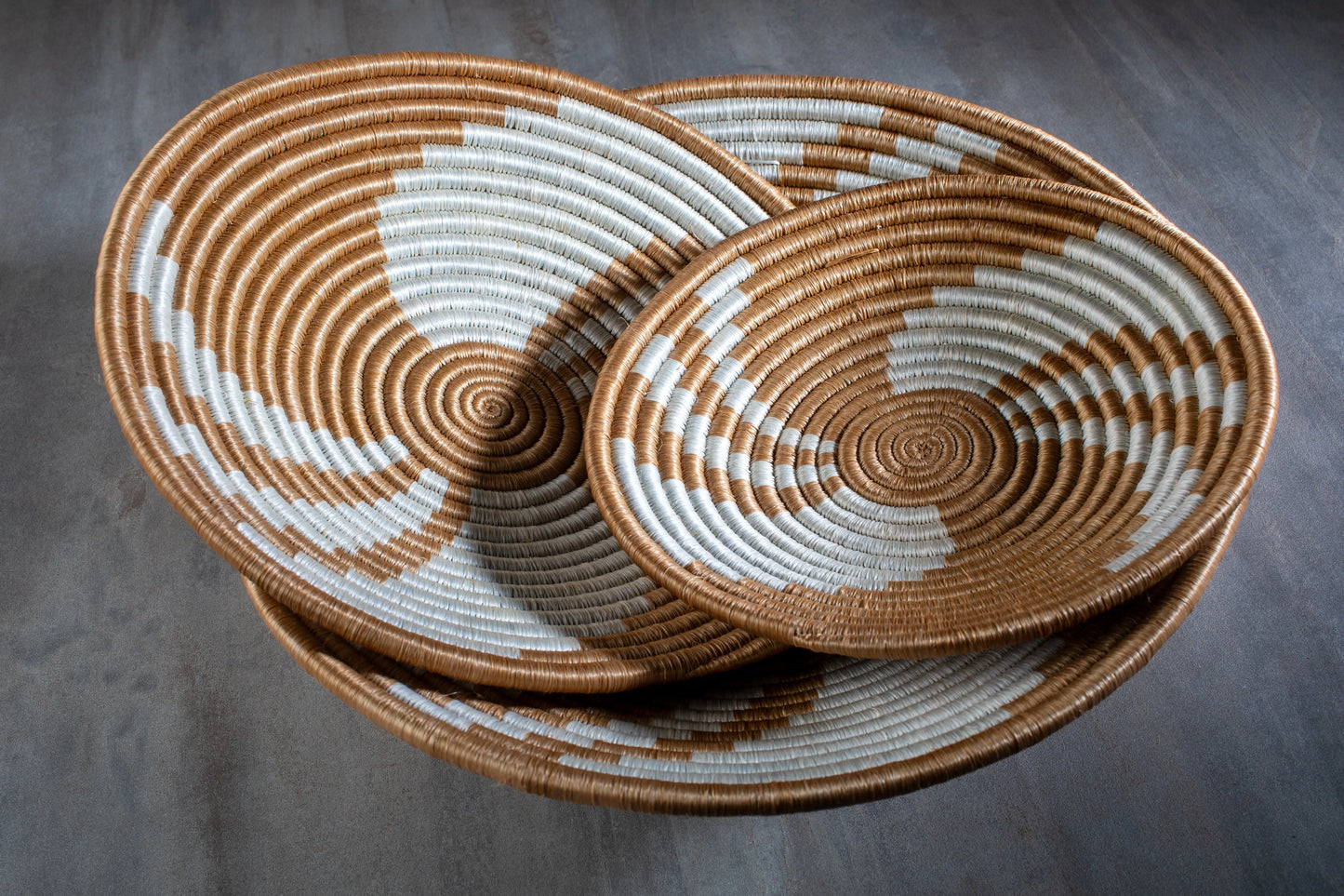 Lot de trois corbeilles artisanales africaine en sisal, motif marbré