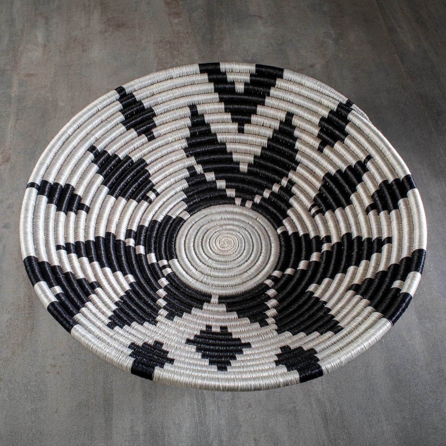 Corbeille artisanale Africaine en sisal, motif fleur d'Ancolie