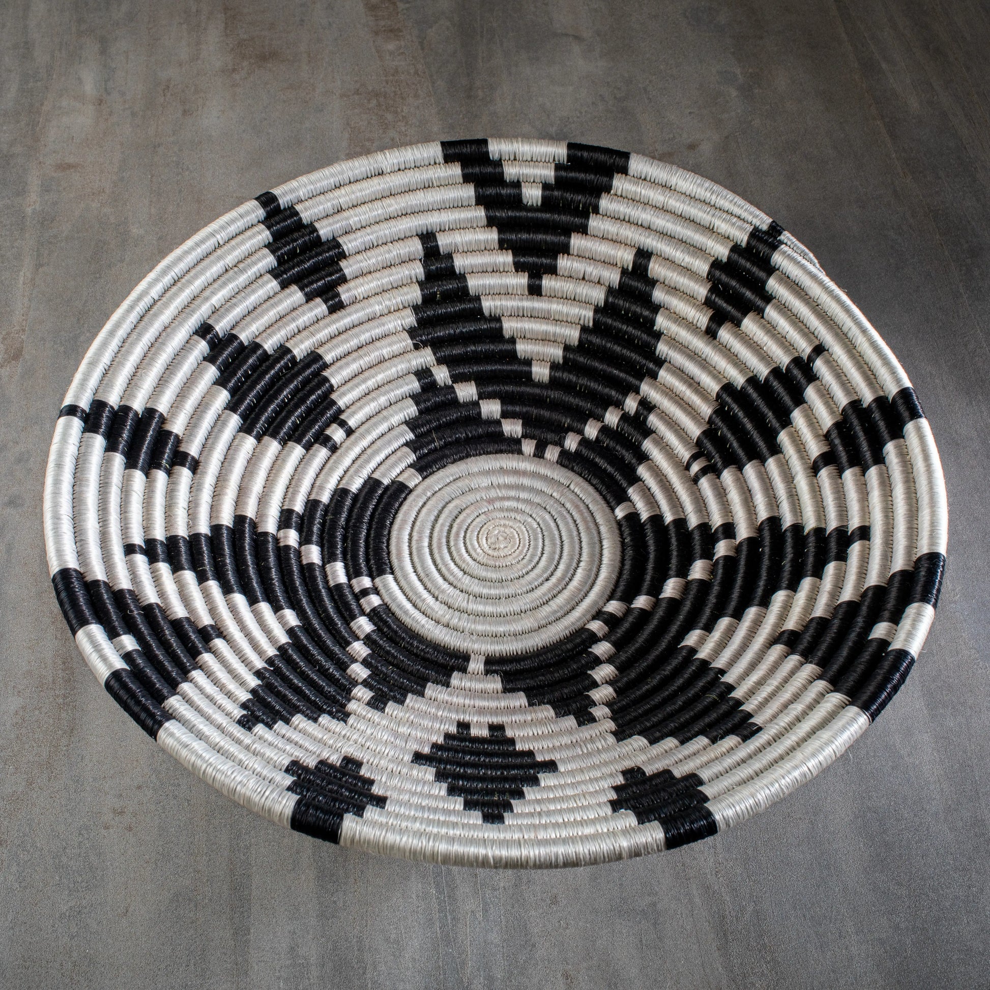 Corbeille artisanale Africaine en sisal, motif fleur d'Ancolie