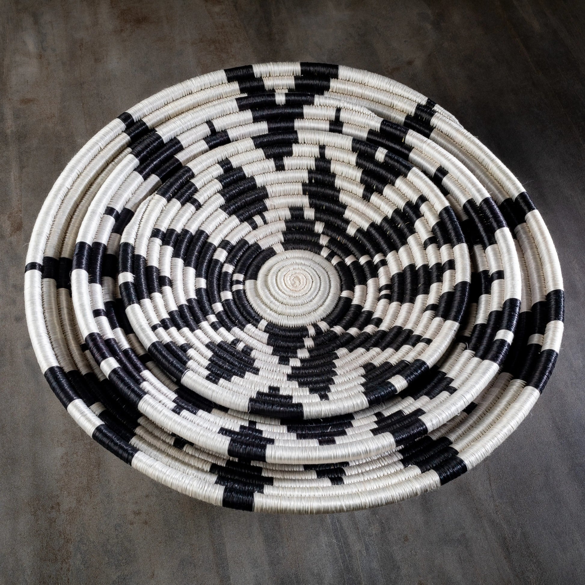 Lot de trois corbeilles artisanales africaine en sisal, motif fleur d'ancolie