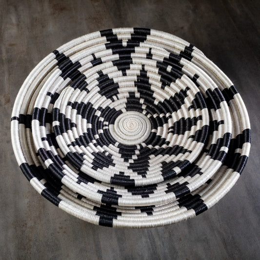 Lot de trois corbeilles artisanales africaine en sisal, motif fleur d'ancolie