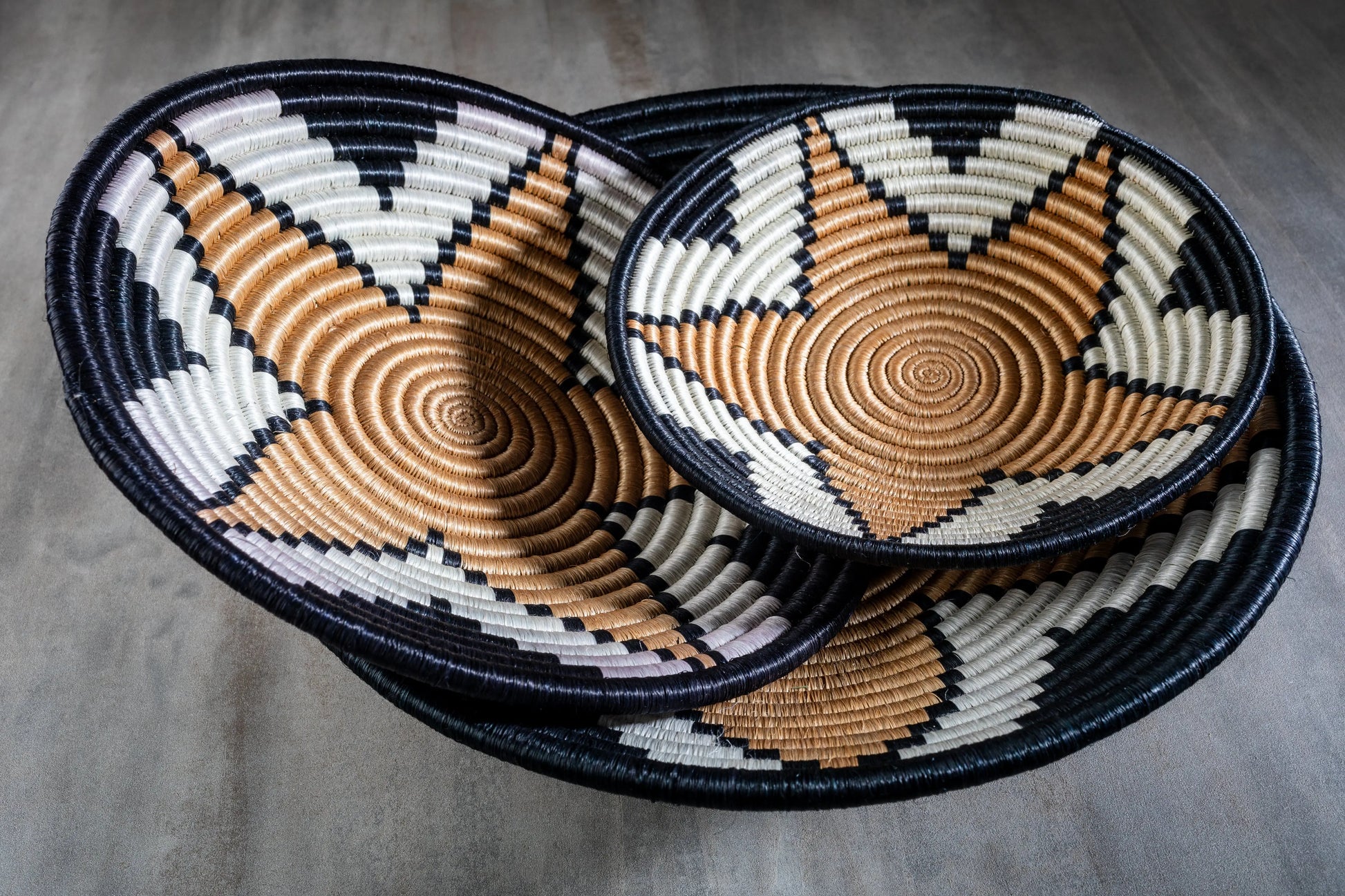 Lot de trois corbeilles artisanales africaine en sisal, motif savane