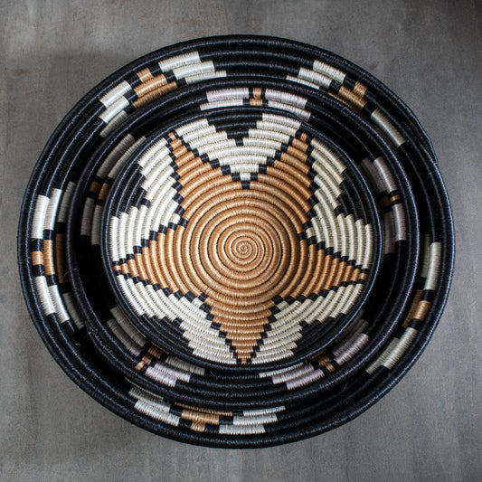 Lot de trois corbeilles artisanales africaine en sisal, motif savane