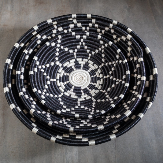 Lot de trois corbeilles artisanales africaine en sisal, motif constellation