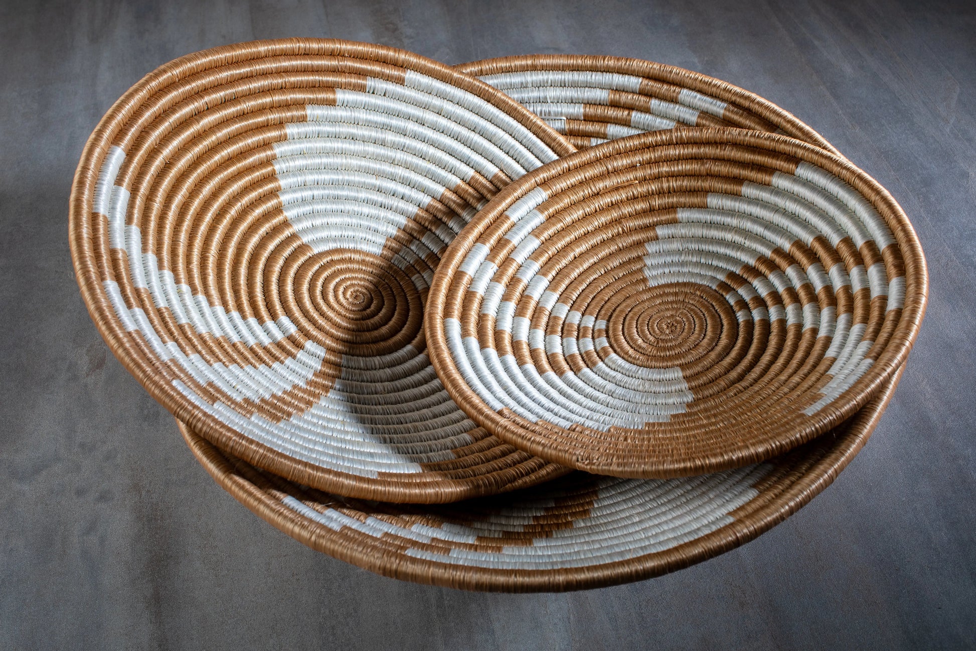 Lot de trois corbeilles artisanales africaine en sisal, motif marbré
