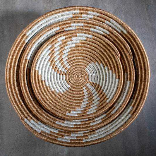 Lot de trois corbeilles artisanales africaine en sisal, motif marbré